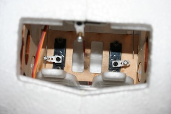 Servos de profondeur et direction