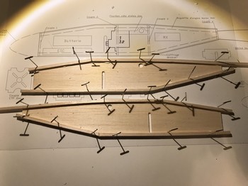 Collage des baguettes d'angle